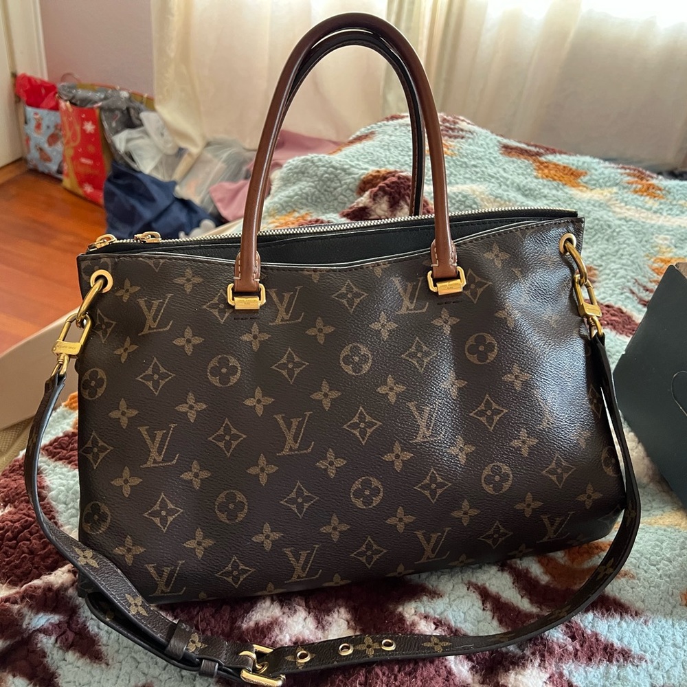 Pallas Louis Vuitton hand bag in excellent condition.
